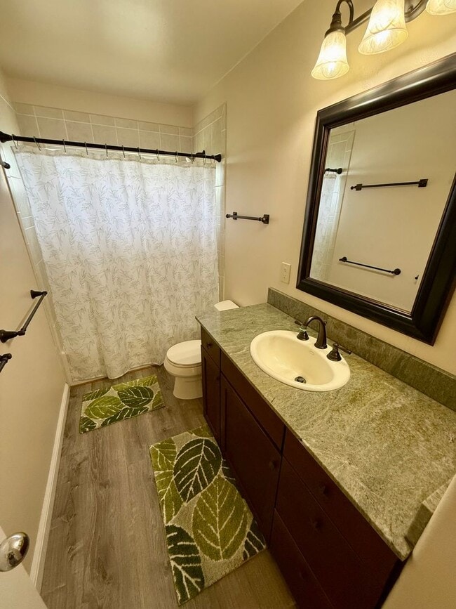 Building Photo - Bright 3 Bed, 2 Bath Condo