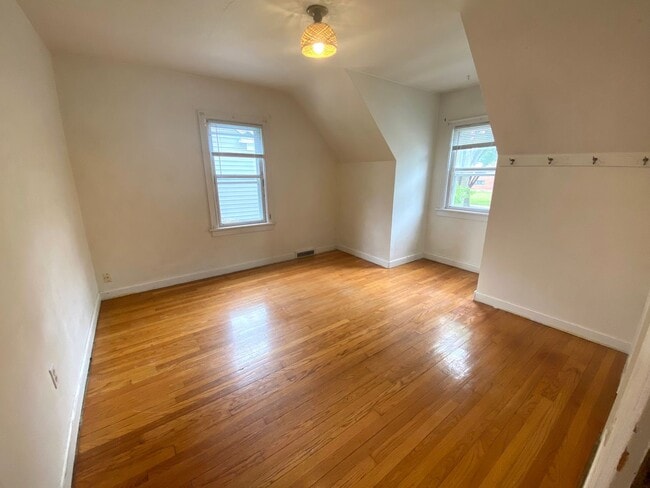 Building Photo - 5 bed 1.5 Bath Single Family Home! Near NDSU!