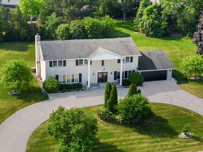 Primary Photo - 16 Kingston Dr