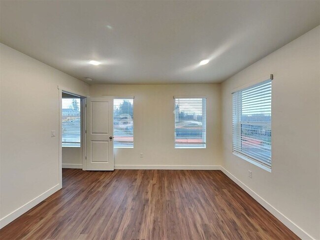 Building Photo - 3530 85th Dr NE