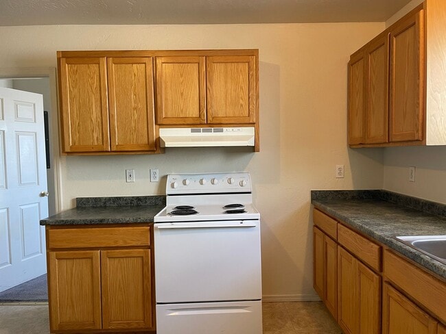 Building Photo - Cute 2 Bedroom 1 Bath Apartment-Centarlly ...