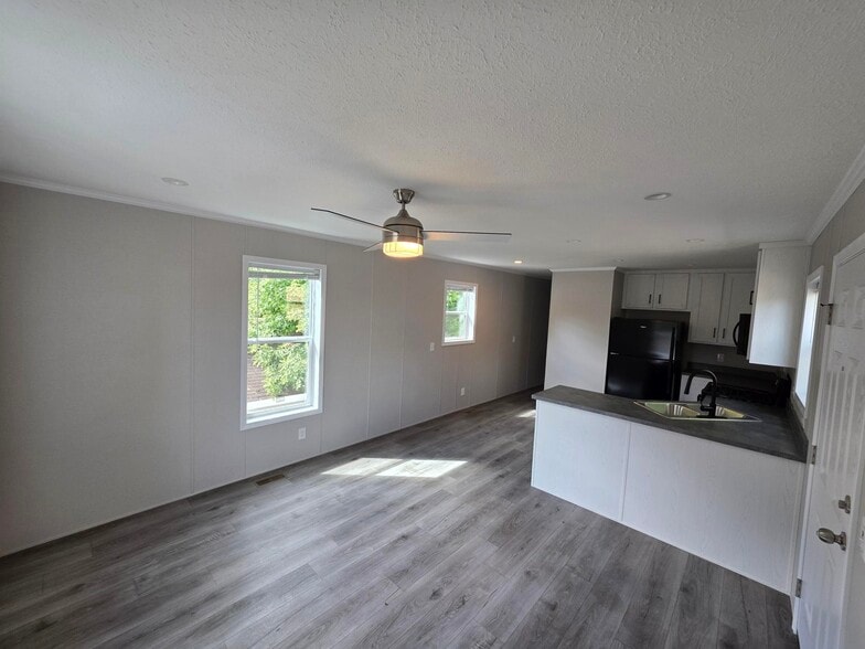 Building Photo - 16 Thomas Ln