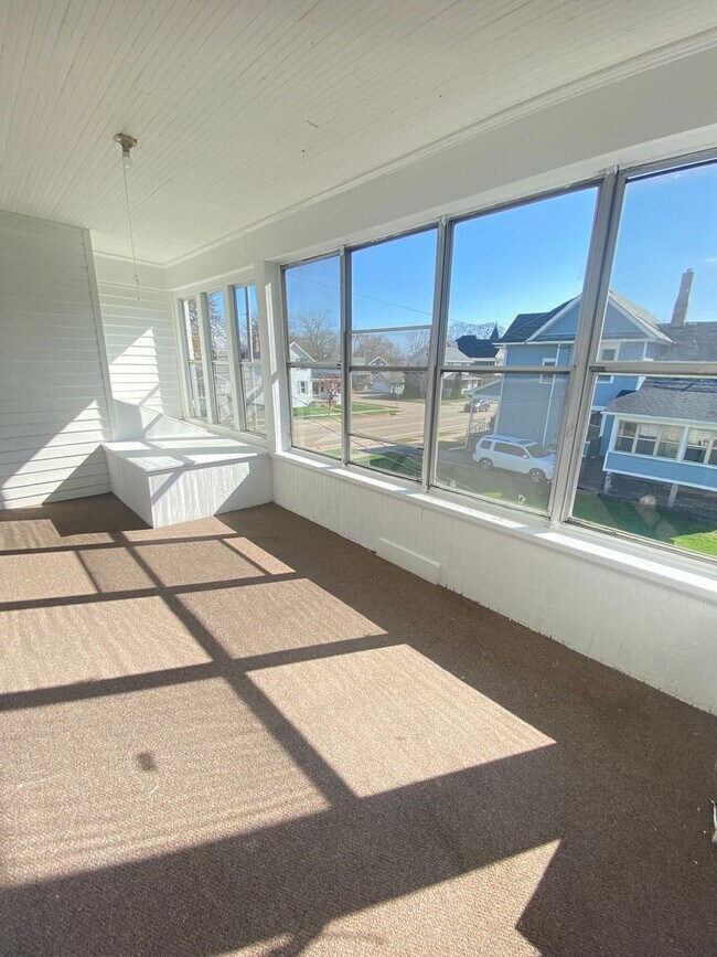 Building Photo - 217 W Irving Ave