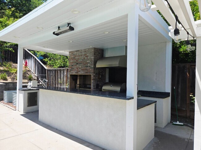 Building Photo - Stunning 4BD + Office Home with Pool in Li...