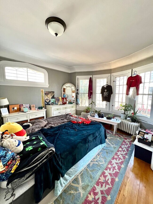 Building Photo - AVAILABLE JUNE - Charming 4 Bed 1.5 Bath Home