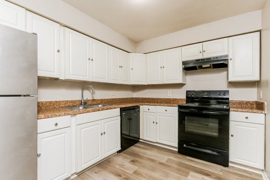 Building Photo - 5770 Bermuda Cir S