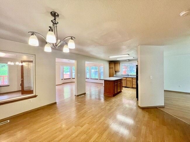 Building Photo - PENDING APPLICATION; Spacious 4 BD + Den