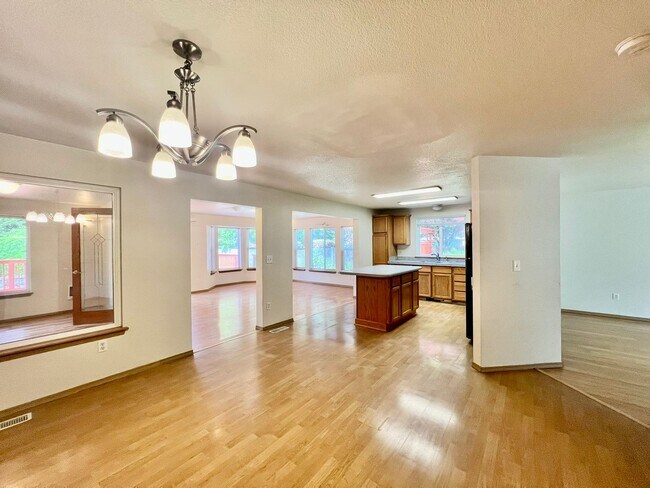 Building Photo - Spacious 4 BD + Den