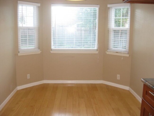 Building Photo - 4 Bedroom Home in Elk Grove!