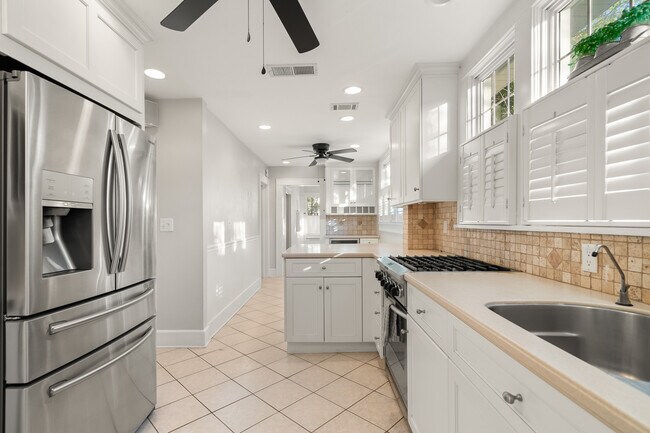 Building Photo - 1234 Beach Dr NE