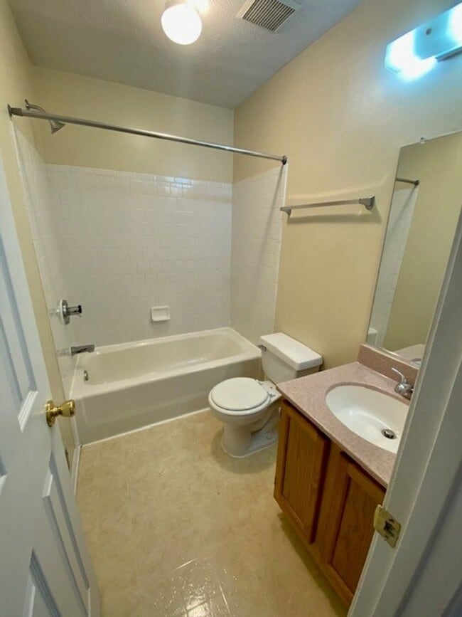 Building Photo - Gorgeous 3 Bedroom Townhome!