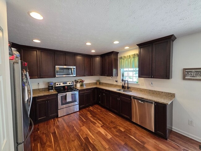 Building Photo - Spacious Single Family Home in Edgewood
