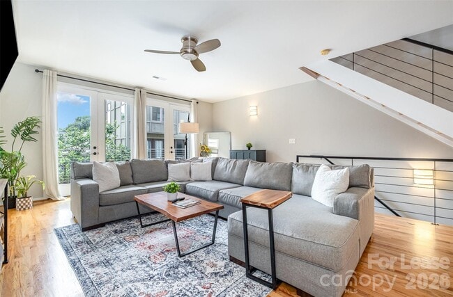 Building Photo - 925 Westbrook Dr