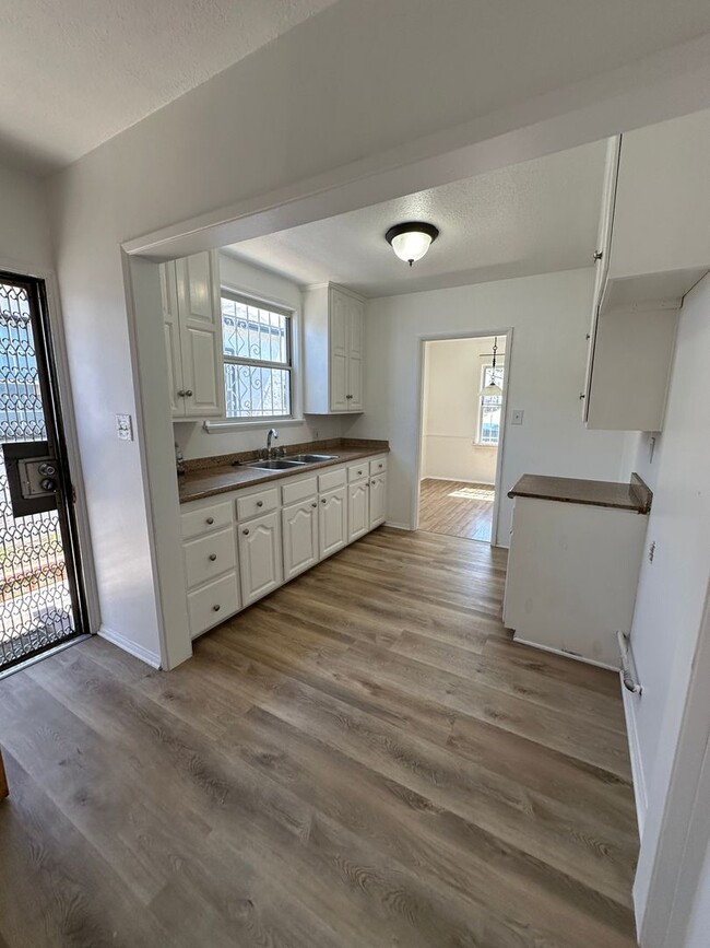 Building Photo - Single Family Home in Westmont For Rent!