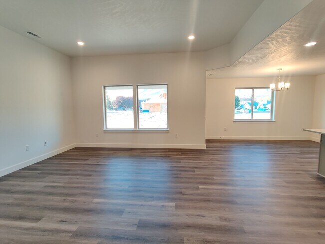 Building Photo - Newer Home for Rent in Benton City