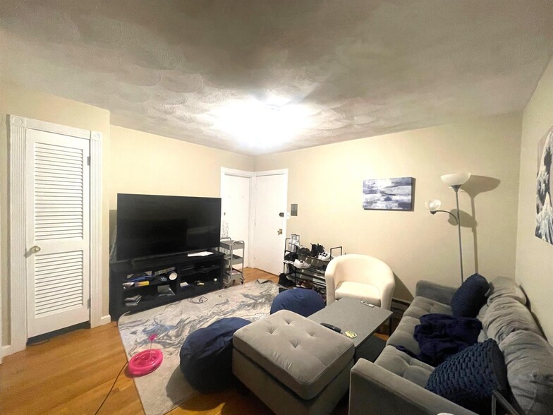 Primary Photo - 1131 Broadway