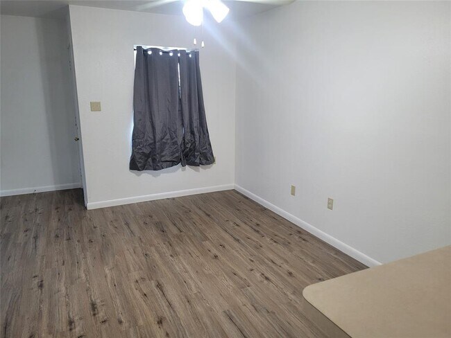 Building Photo - 205 2nd Ave