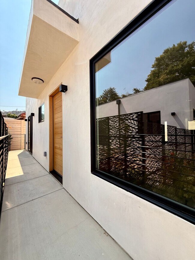 Building Photo - 2427 Shoredale Ave