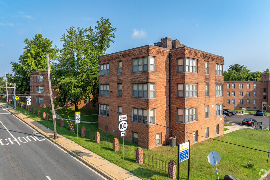 Building Photo - West Court Apartments