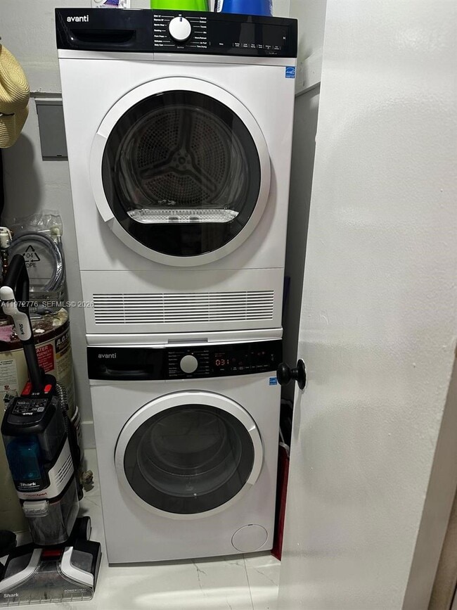 Building Photo - 2190 NE 51st Ct