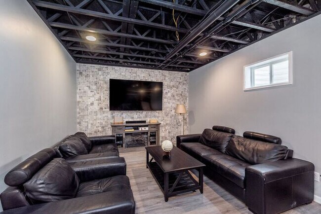 Building Photo - Stunning 6 Bed 3.5 Bath Carmel Home With Finished Basement an Fenced Yard!
