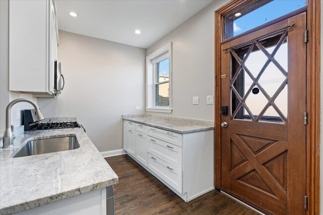 Building Photo - 6553 N Greenview Ave