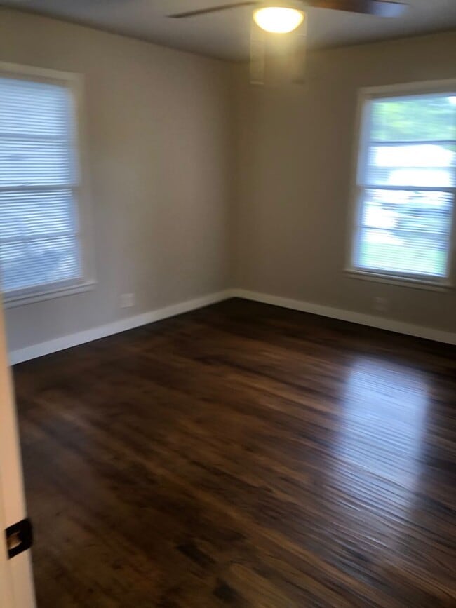 Building Photo - Beautiful Cottage newly remodel!! LOVE thi...