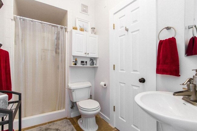 Building Photo - Beautifully updated condo minutes from dow...