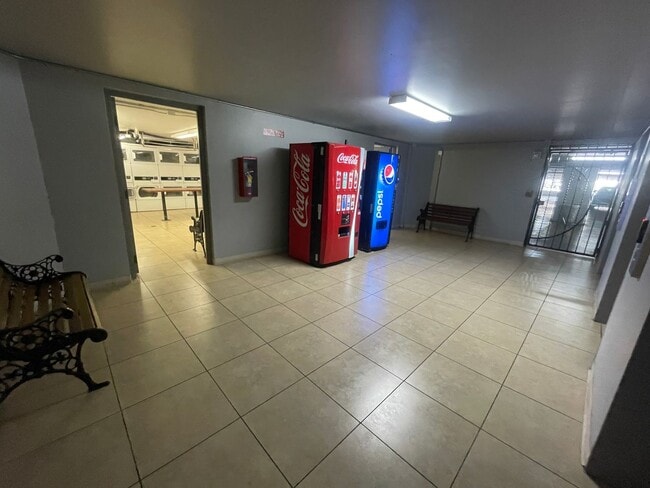 Building Photo - Fantastic Studio Unit w/ parking available...
