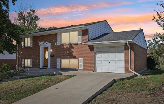 Building Photo - Welcome to this spacious 3+ bed, 2-bath bi-level home in Arvada - Available Now!