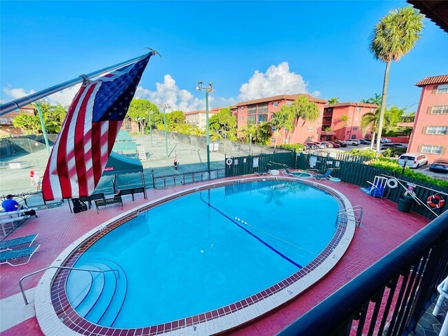Building Photo - 660 Tennis Club Dr