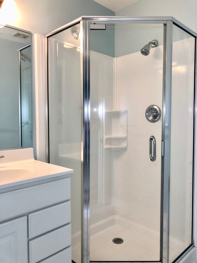 Building Photo - Updated 2Bed/2Bath Top-Floor Towson Condo ...