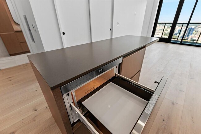 Building Photo - 610 Davis St