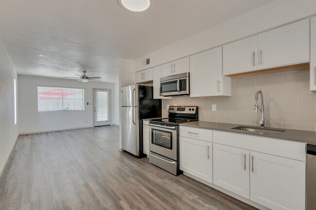 Building Photo - $0 First Month Rent! Remodeled 2 Bed Casita w/ Private Patio, W/D & Pool