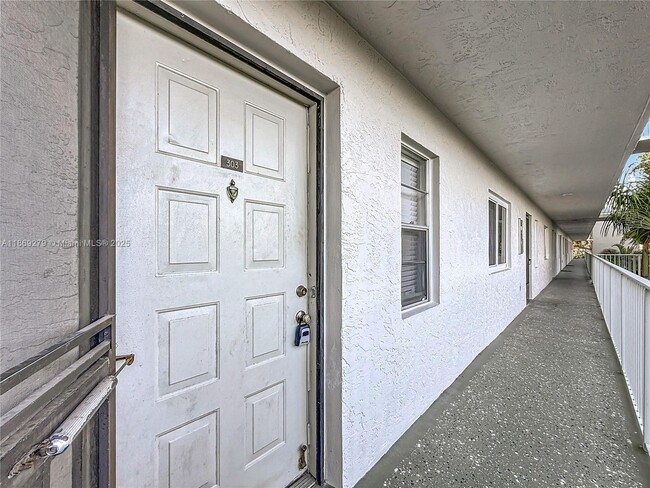 Building Photo - 2228 N Cypress Bend Dr