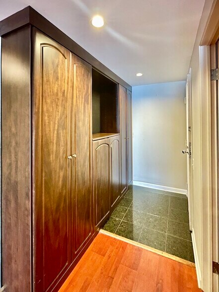 Foyer - 40 E 9th St