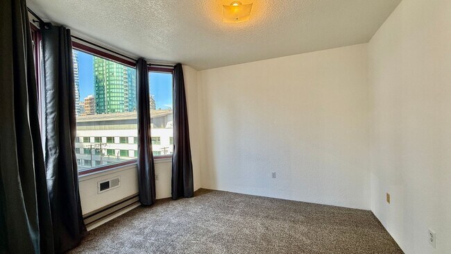 Building Photo - One Bedroom**Parking Included**The BayCrest- A Full Amenity Building**Open House**Sat/Sunday**11-...