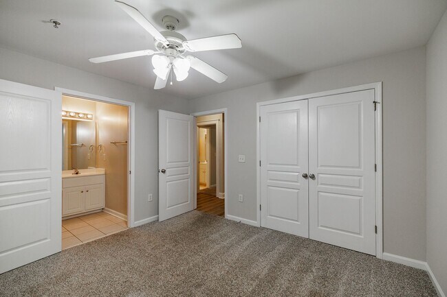 Building Photo - Ground-level, one-story condo in the highl...