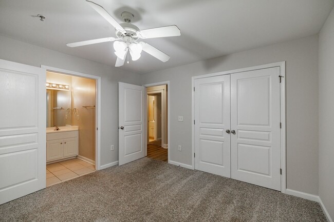 Building Photo - Ground-level, one-story condo in the highly sought-after gated community, The Woodlands of Athens!