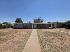 Building Photo - 3 bed 1.5 bath home, large backyard!