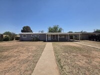 Building Photo - 3 bed 1.5 bath home, large backyard!