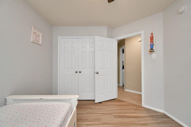 Building Photo - 2103 Breezeway Ln