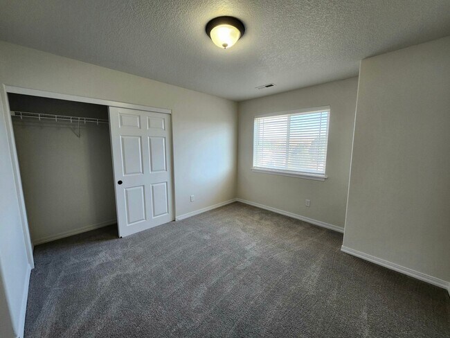 Building Photo - 1/2 off First Month's Rent- South Richland Location, 3 bed, 2.5 ba + Bonus Room