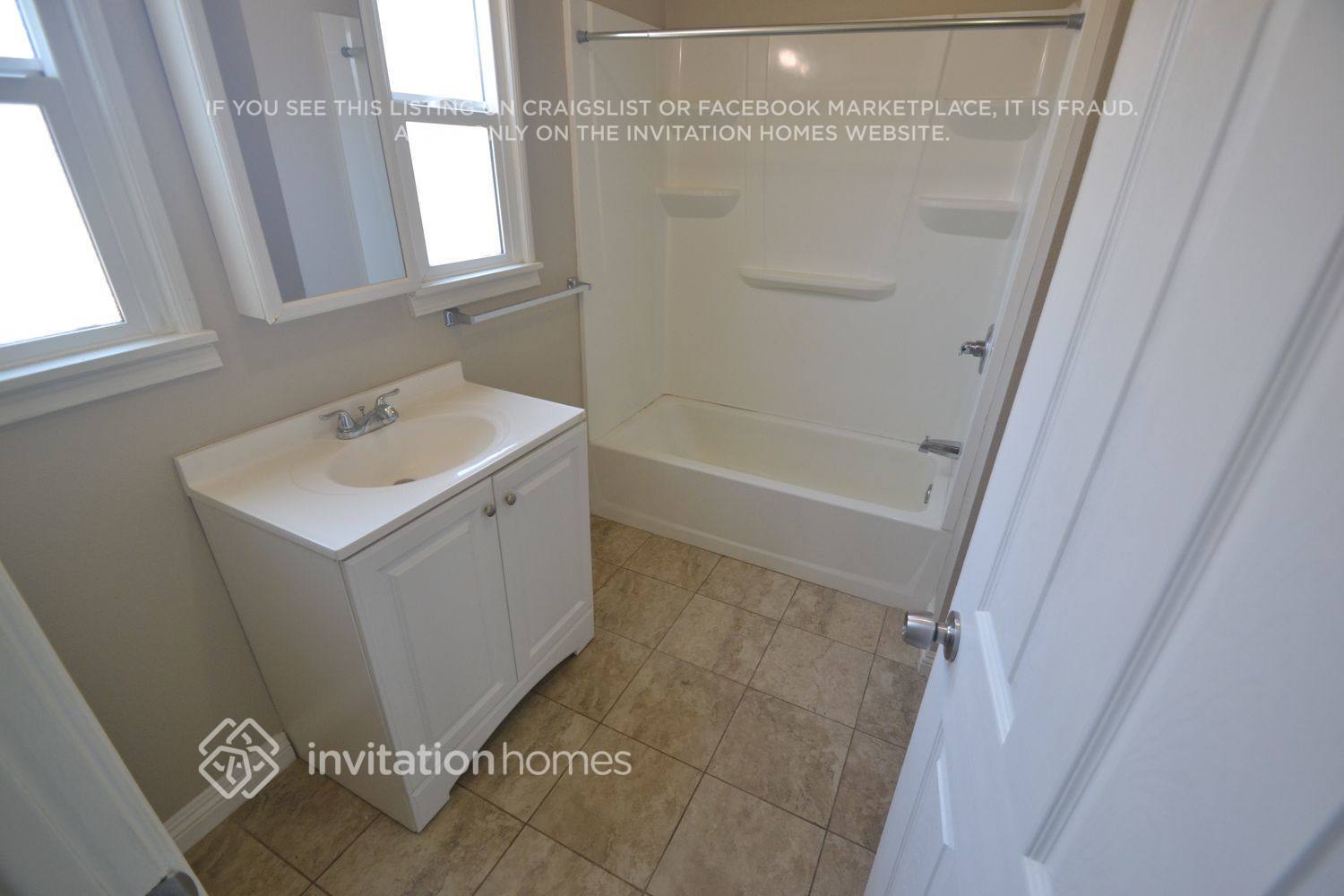 Building Photo - 836 W 109th Pl