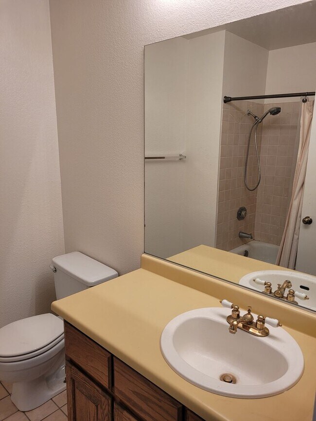 Building Photo - Affordable 2bed/2 bath Condo is Beautiful ...