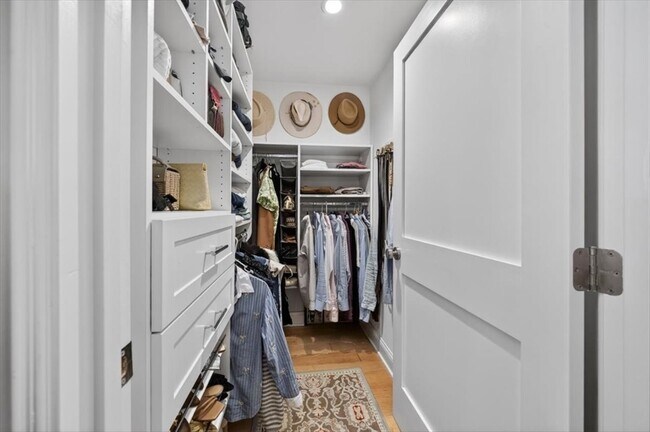 Building Photo - 521 E 8th St