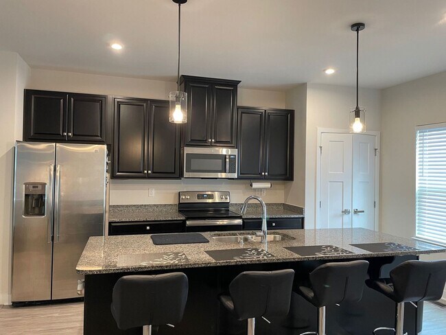 Building Photo - Welcome to our 3 Bedroom Townhome in Norfo...