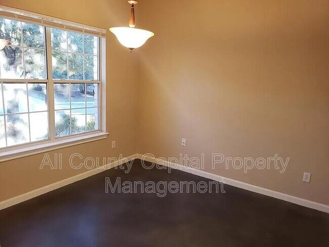 Building Photo - 133 Ashwood N