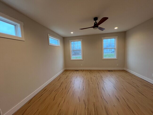 Building Photo - Clarksville Luxury home