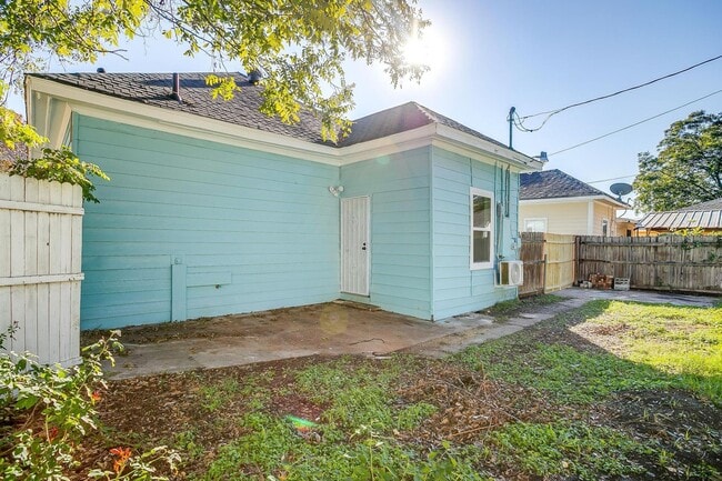 Building Photo - Newly Remodeled 2 Bed, 1 Bath Home near Historic Southside- 76110